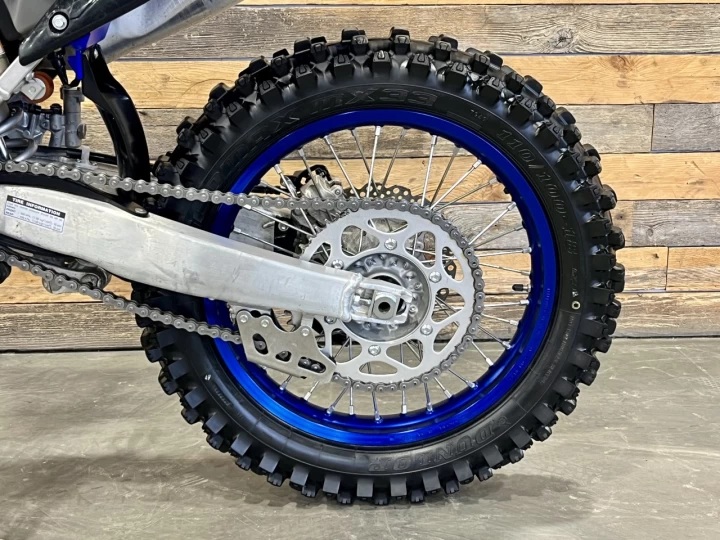2023 YAMAHA YZ 250 FX EFI + SEULEMENT 8 HR D'UTILISATION + MODELE RARE ENDURO - CROSS 